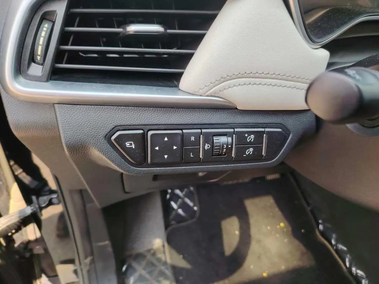 Car image 35