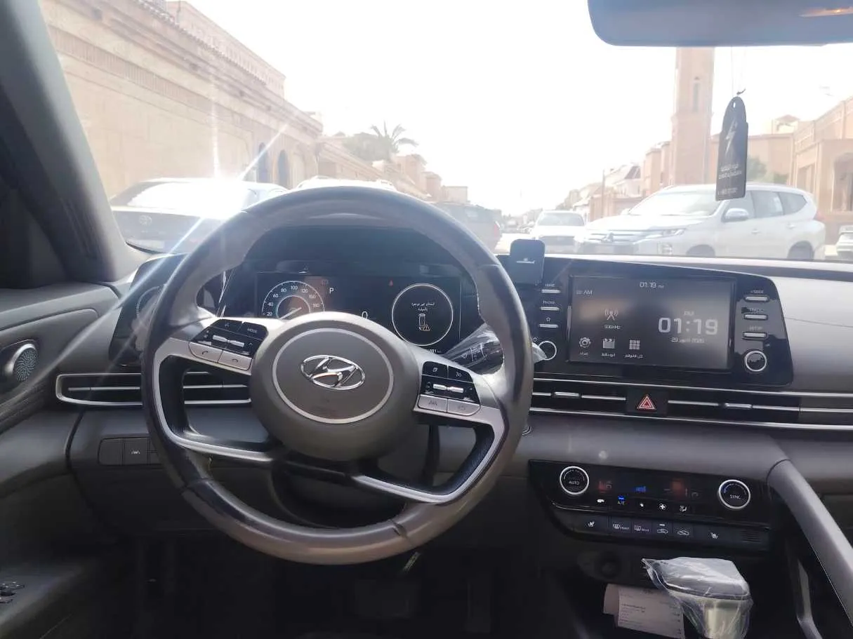 Car image 19