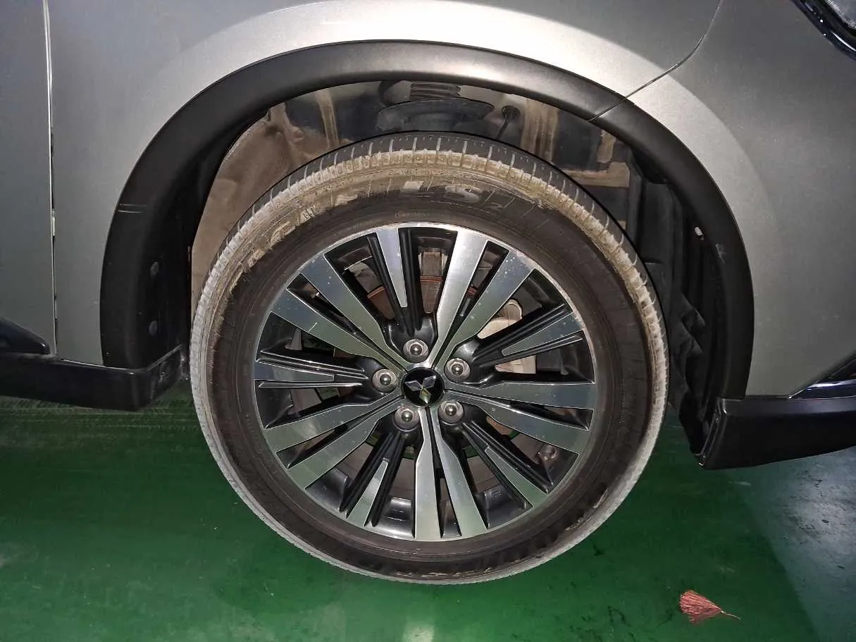 Car image 5