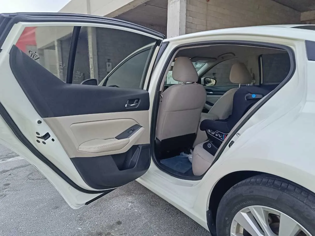Car image 14