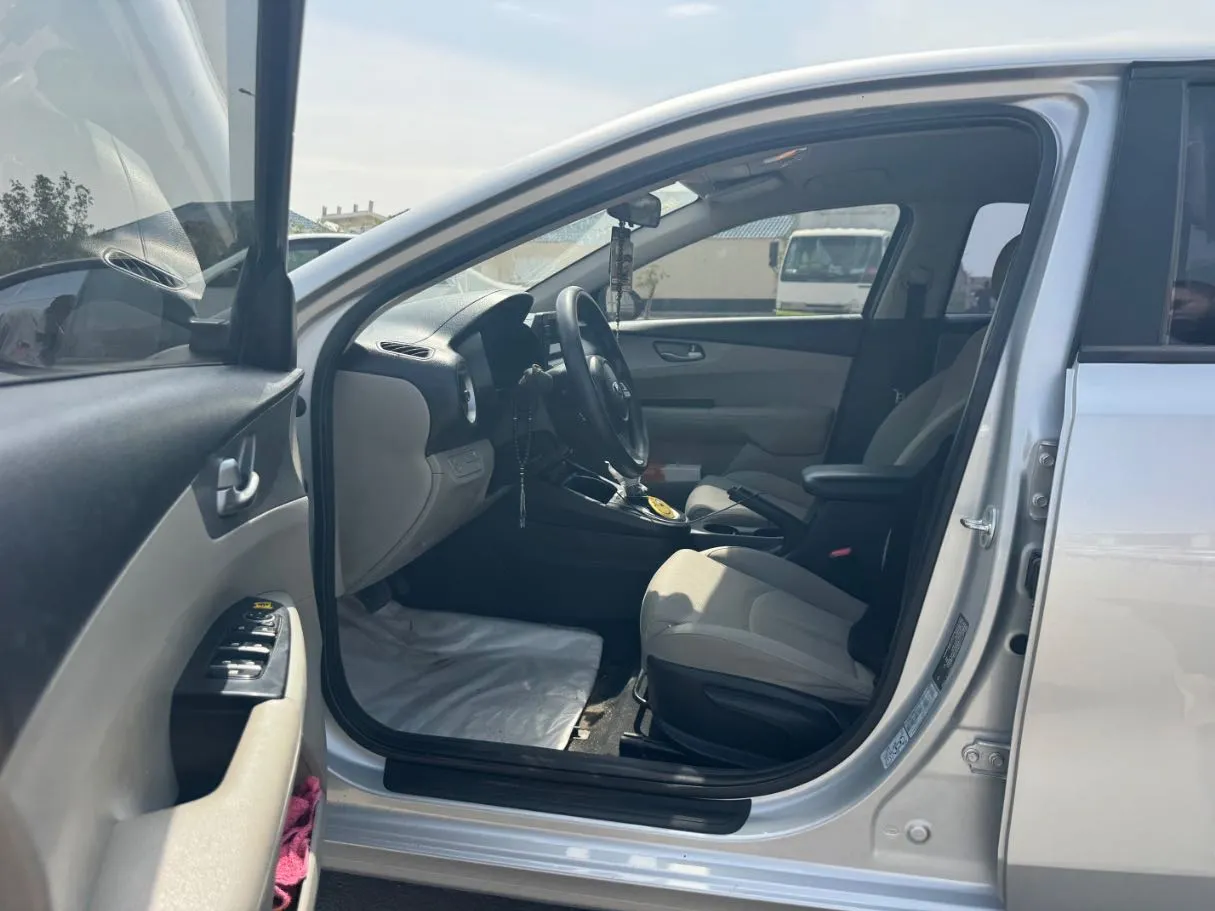 Car image 12