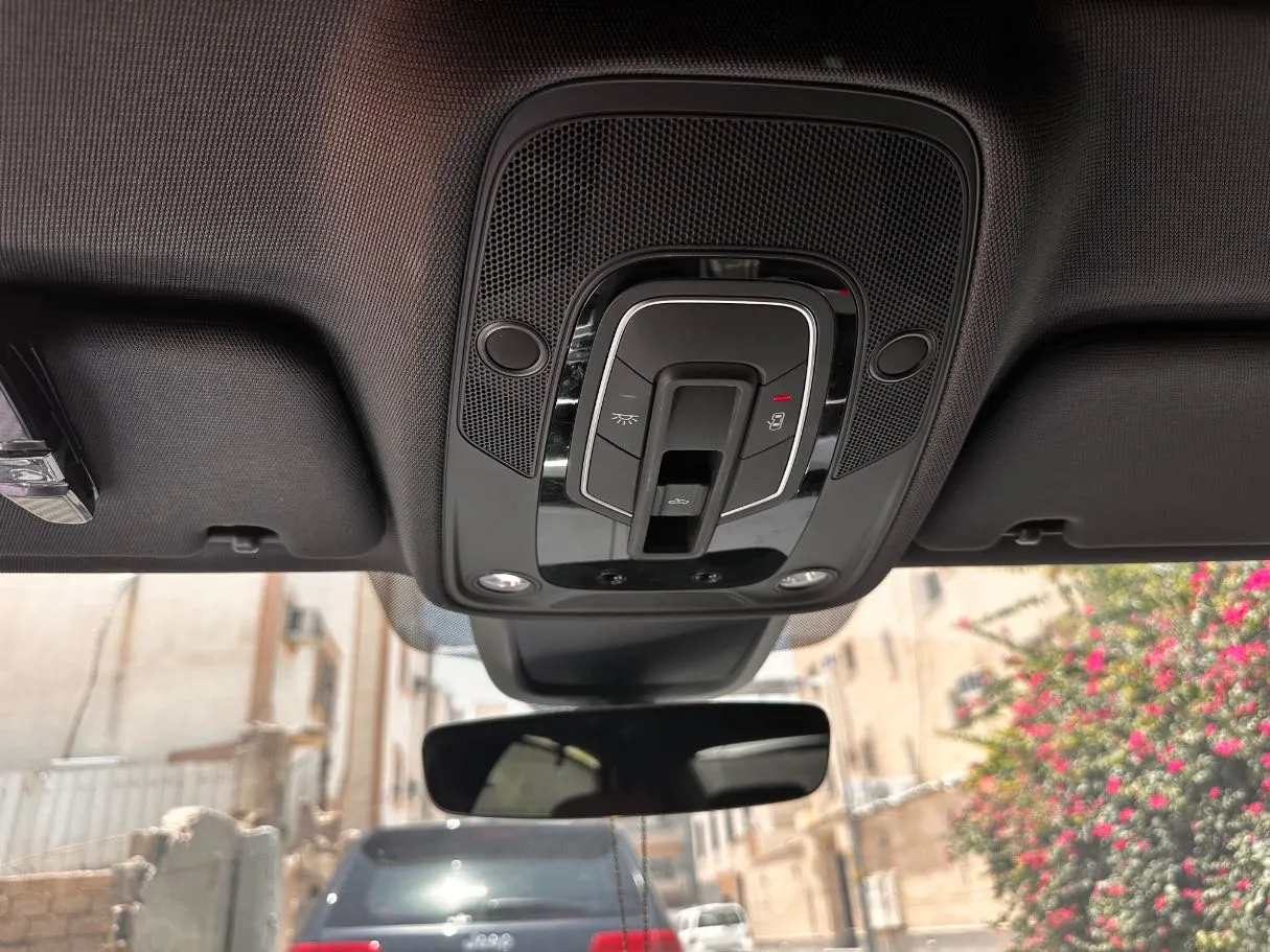 Car image 24