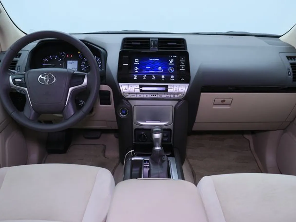 Car image 14
