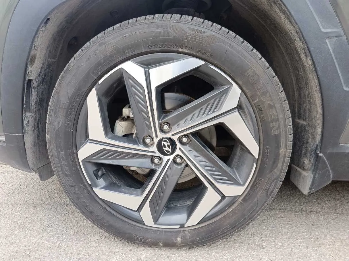 Car image 10