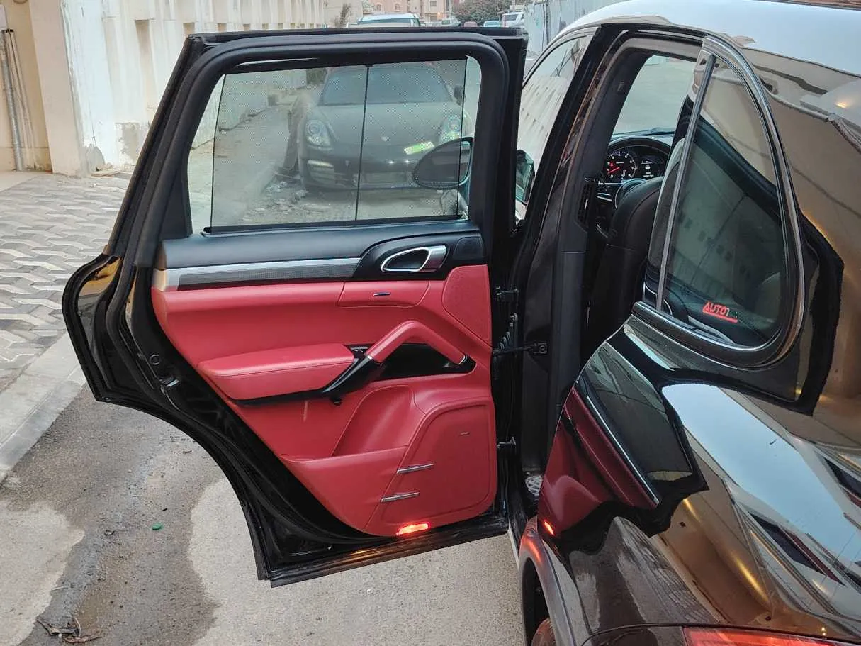Car image 14