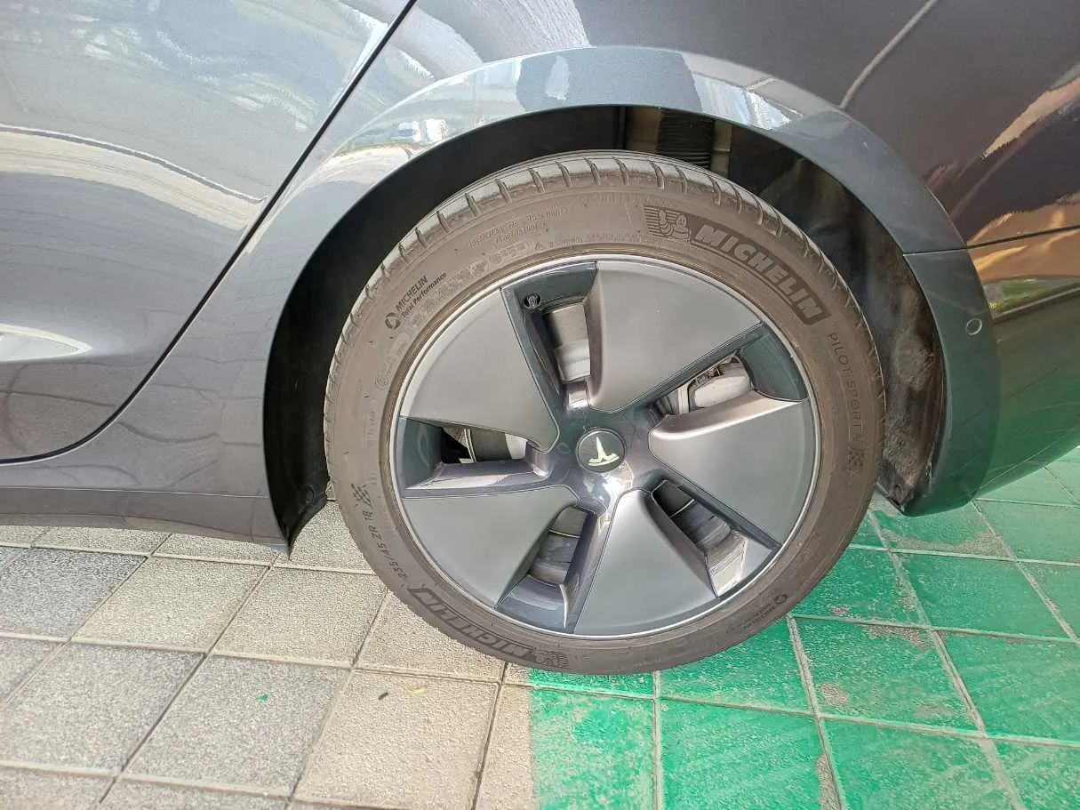 Car image 9