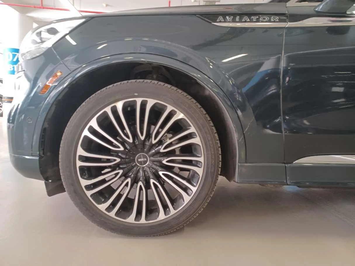 Car image 9