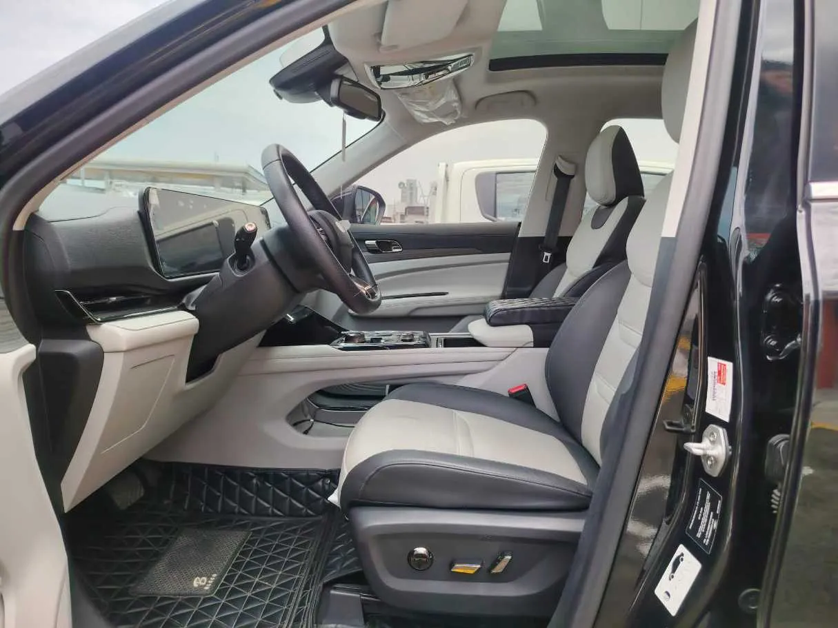 Car image 14