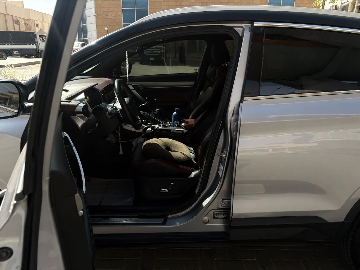 Car image 13