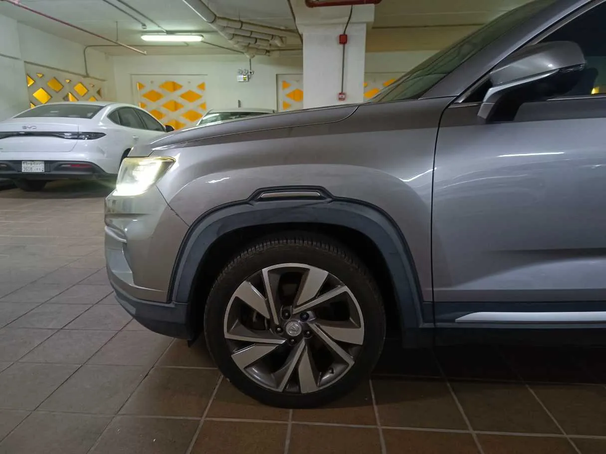 Car image 9