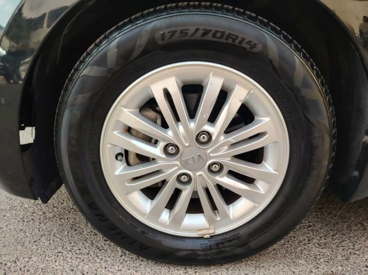 Car image 10