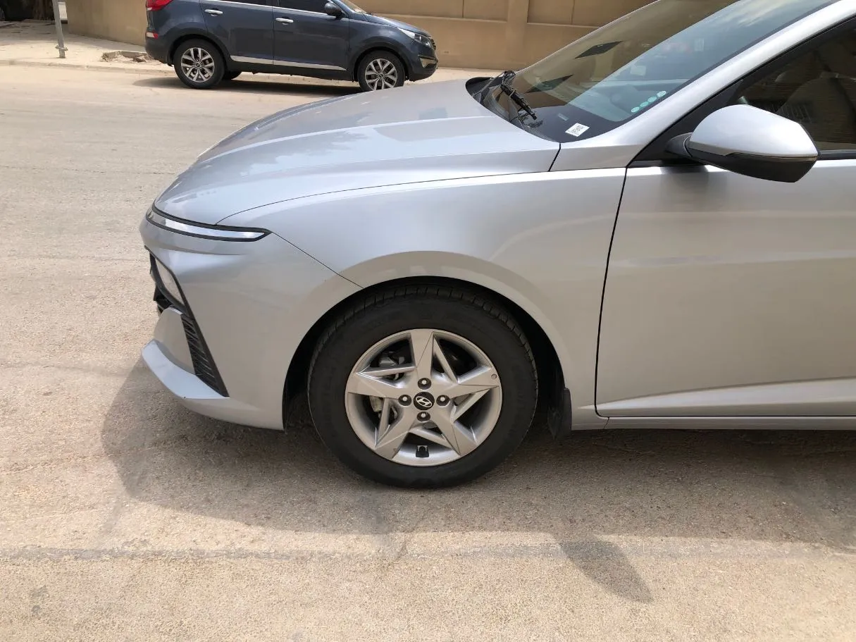 Car image 9
