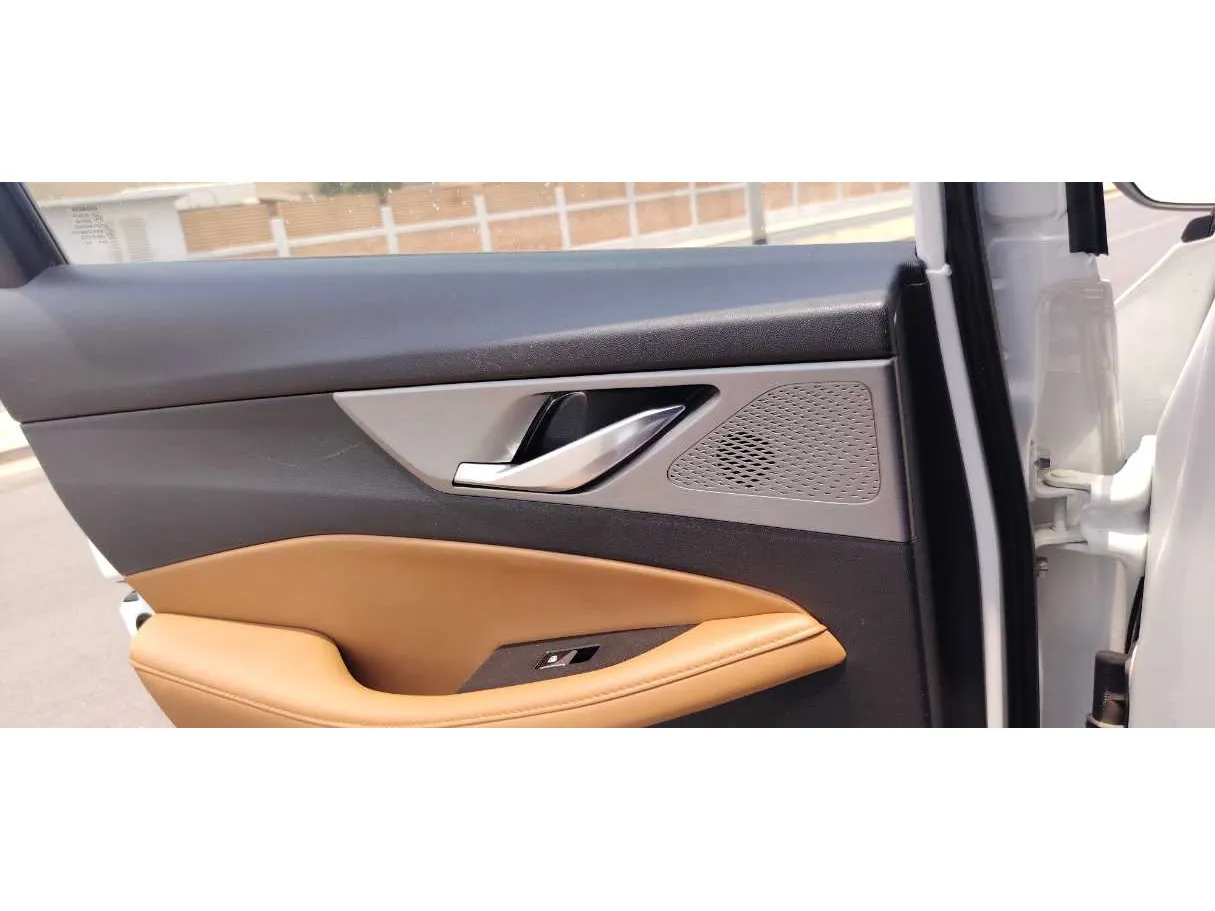 Car image 30