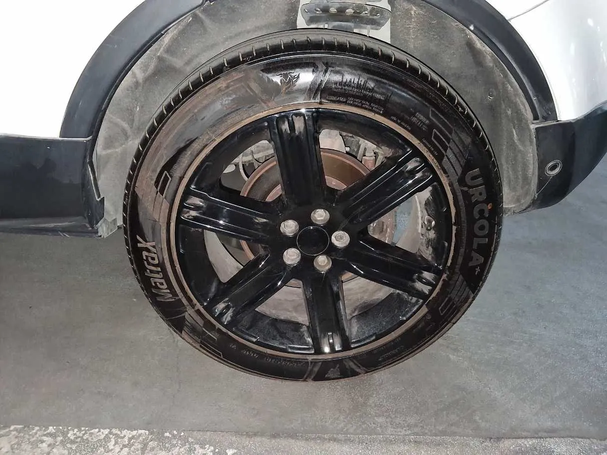 Car image 9