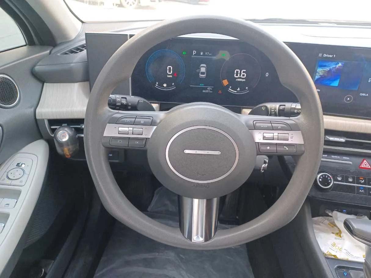 Car image 16
