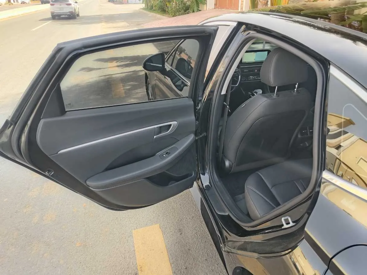 Car image 15