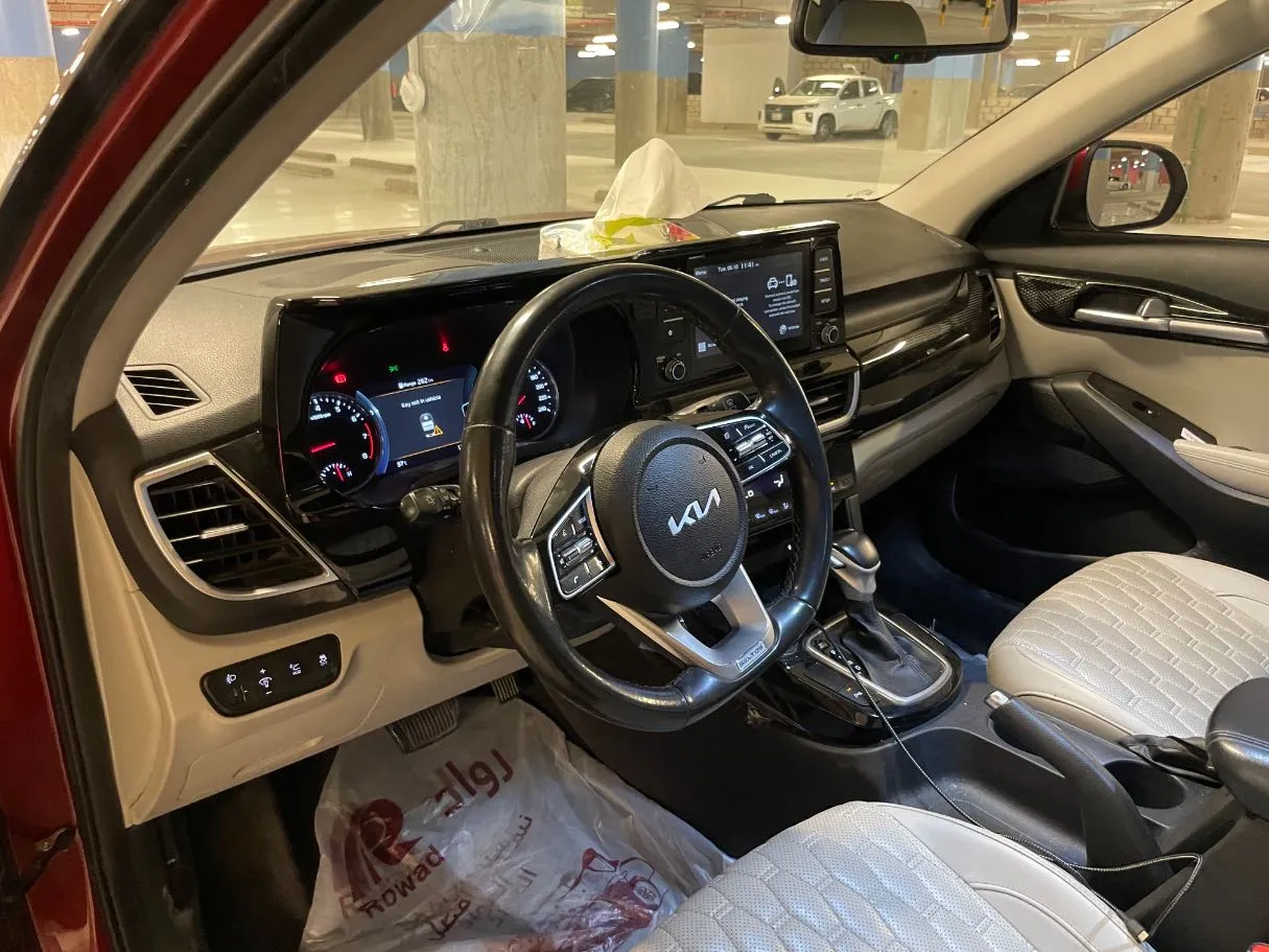 Car image 12