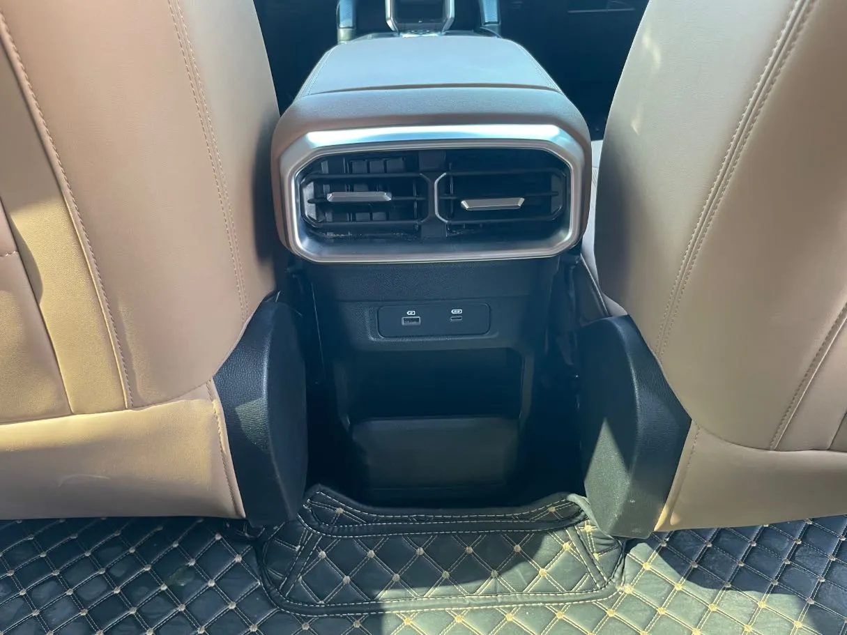 Car image 24