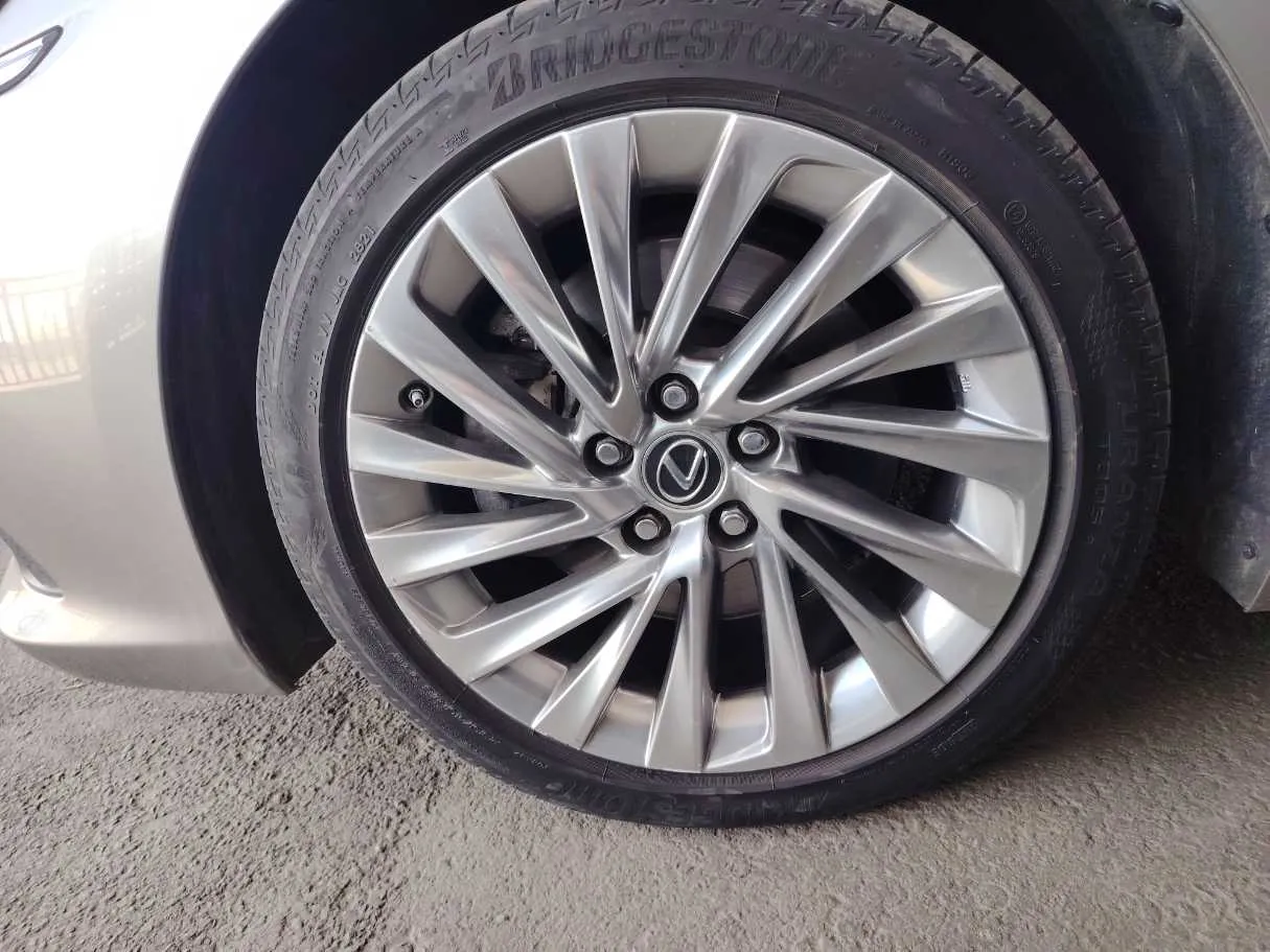 Car image 9