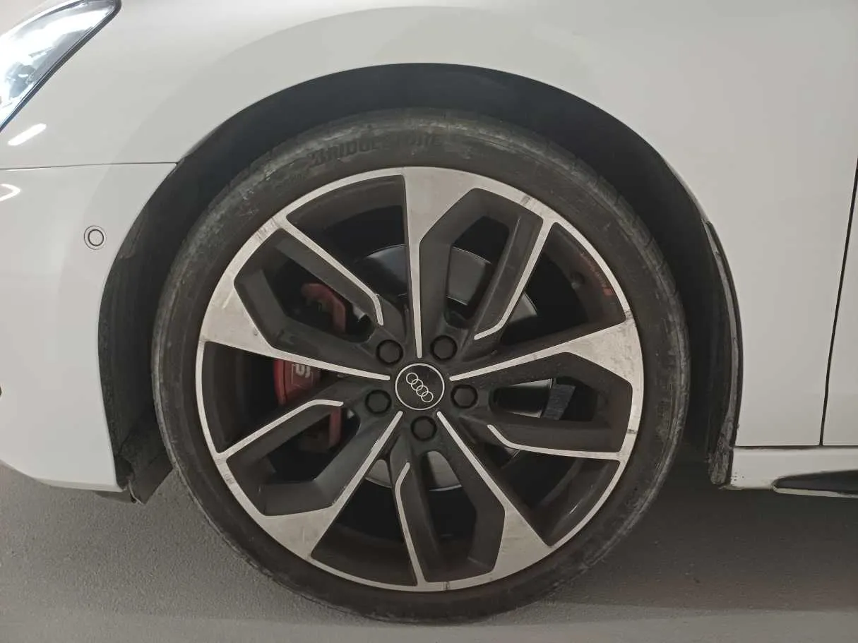 Car image 9