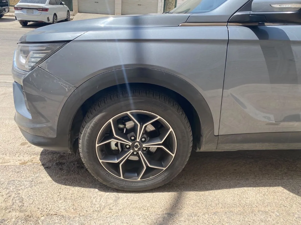 Car image 9