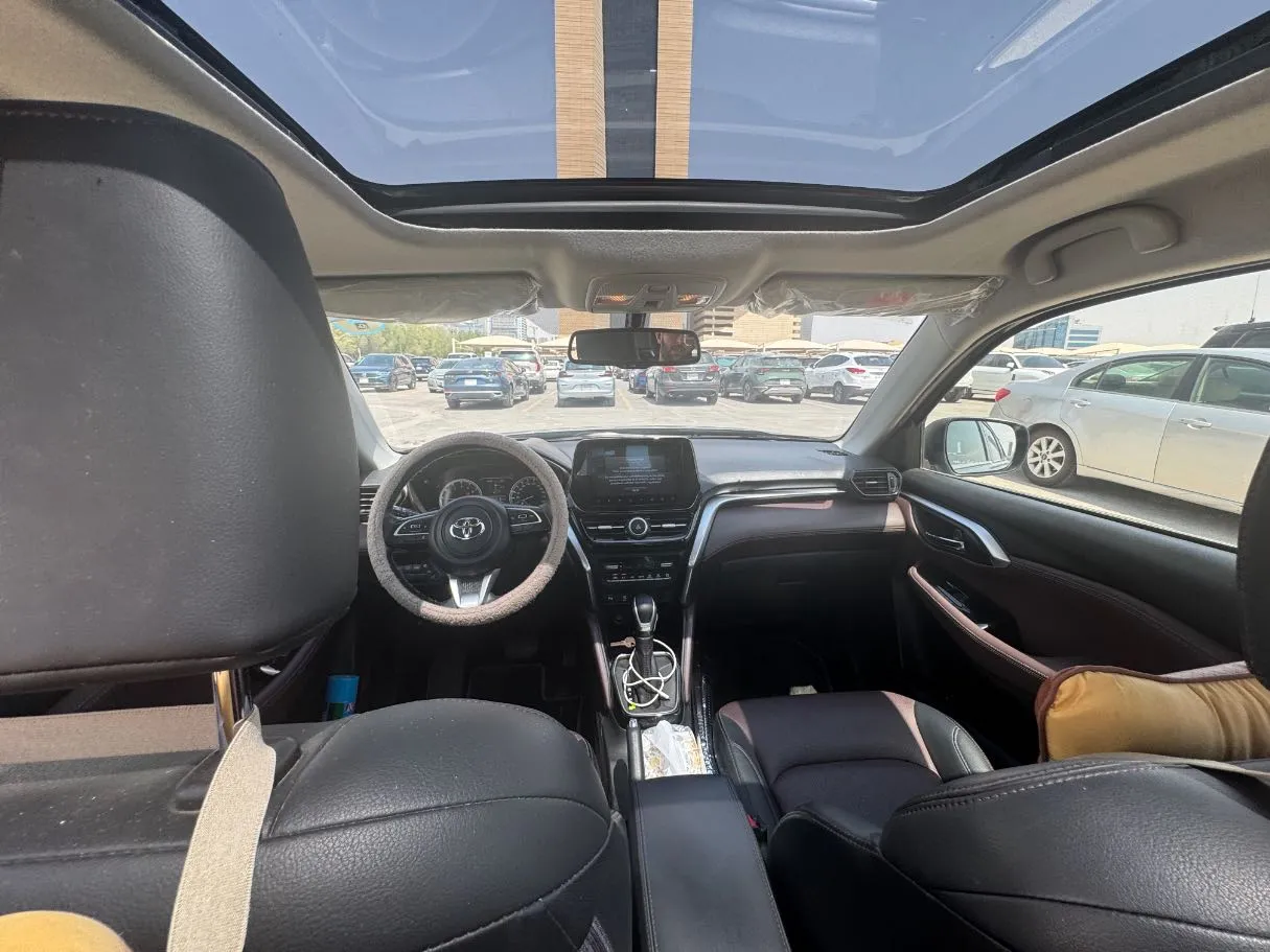 Car image 14