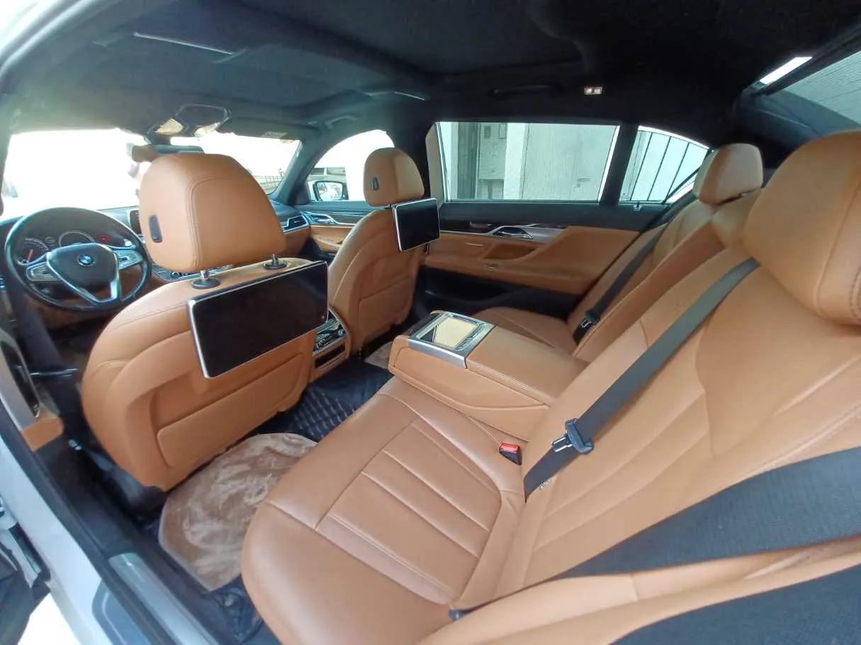 Car image 12