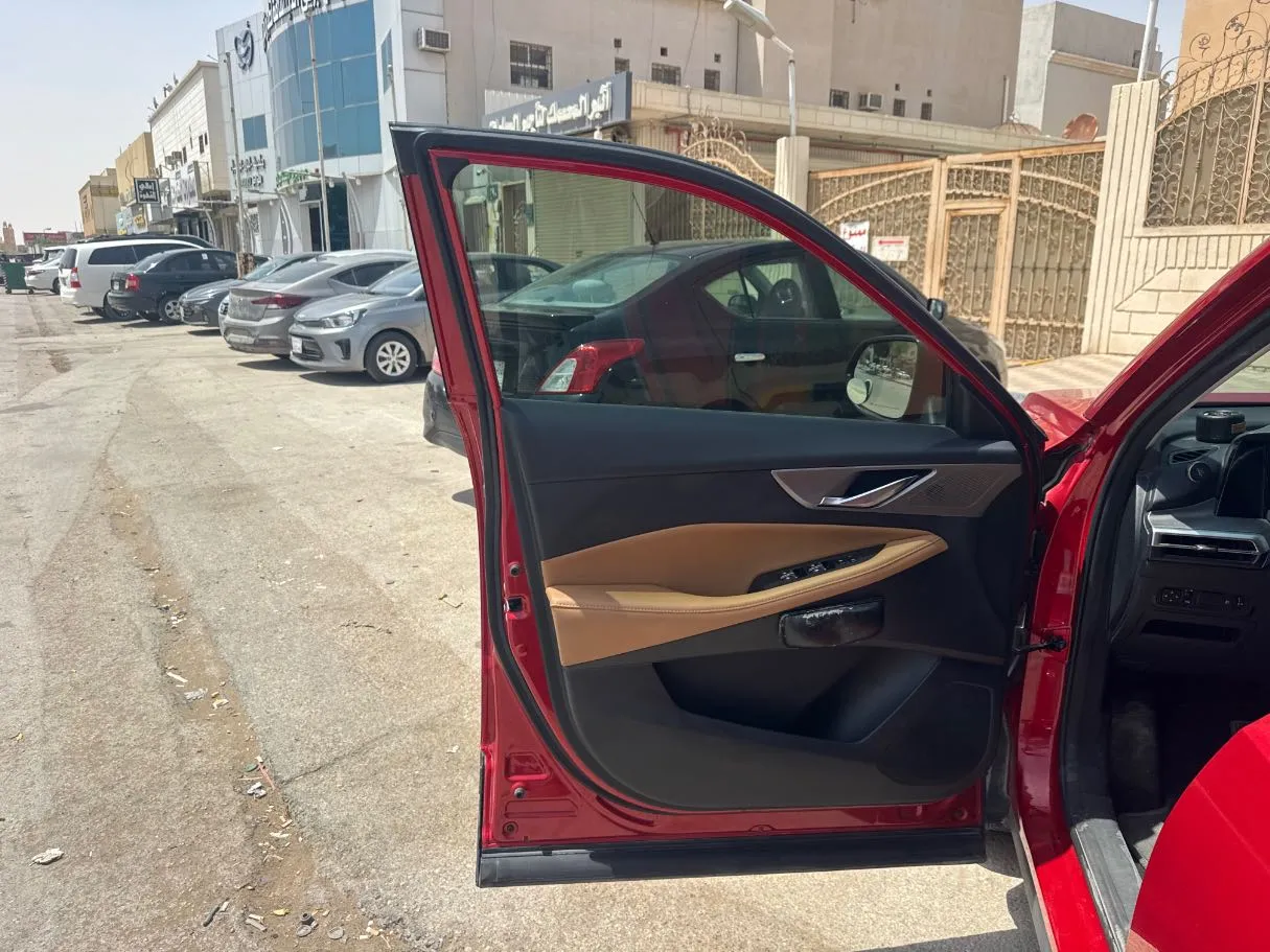 Car image 10