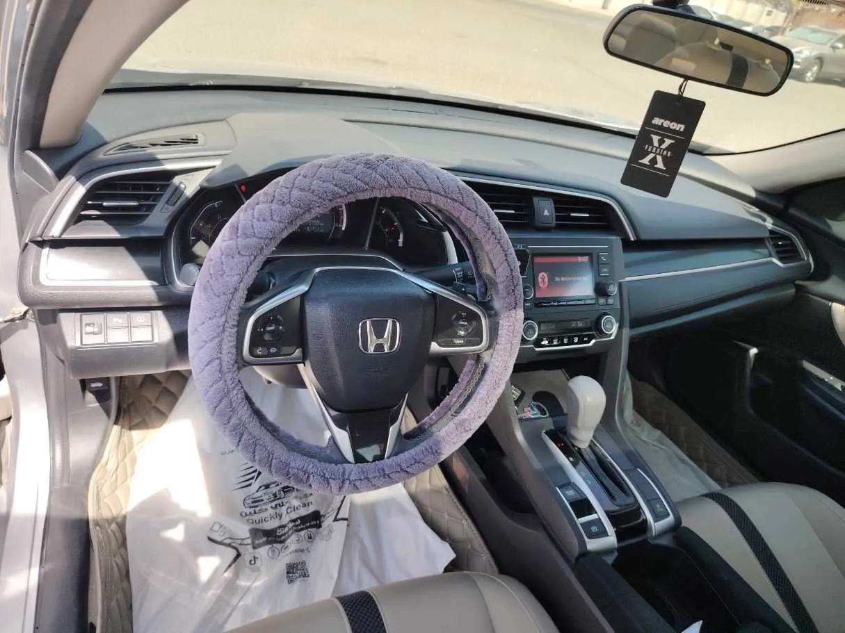 Car image 12