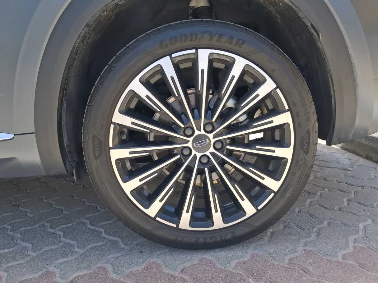 Car image 9
