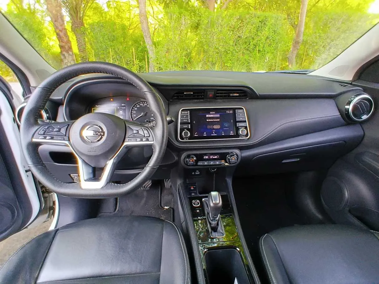 Car image 14