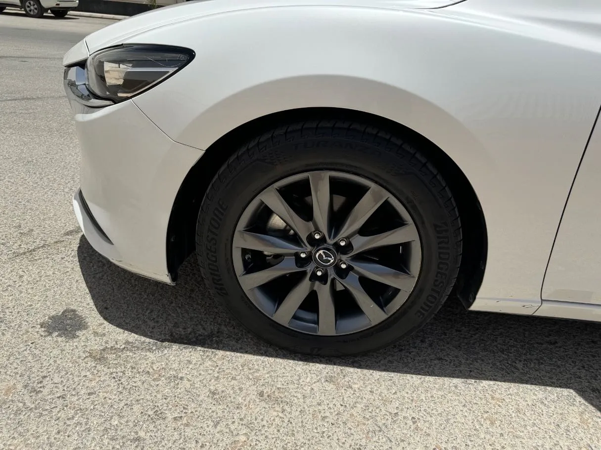 Car image 9