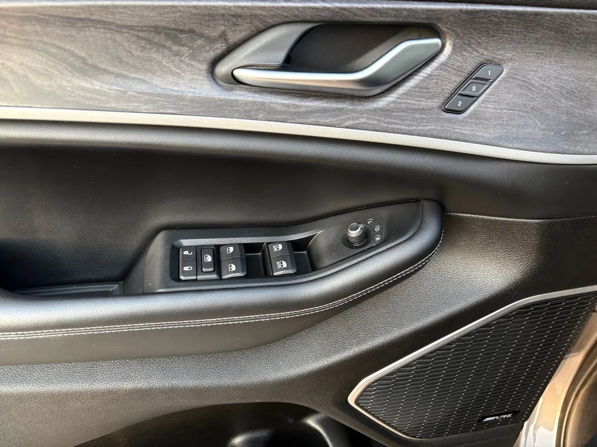 Car image 27