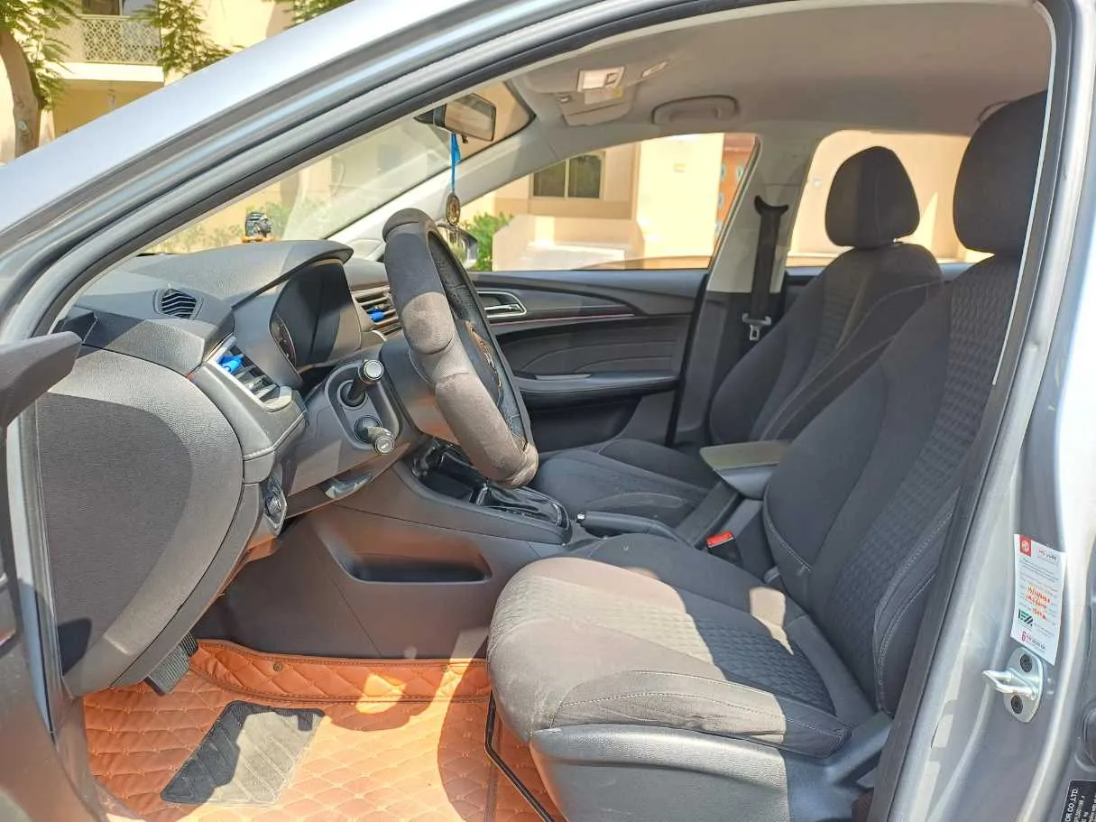 Car image 12