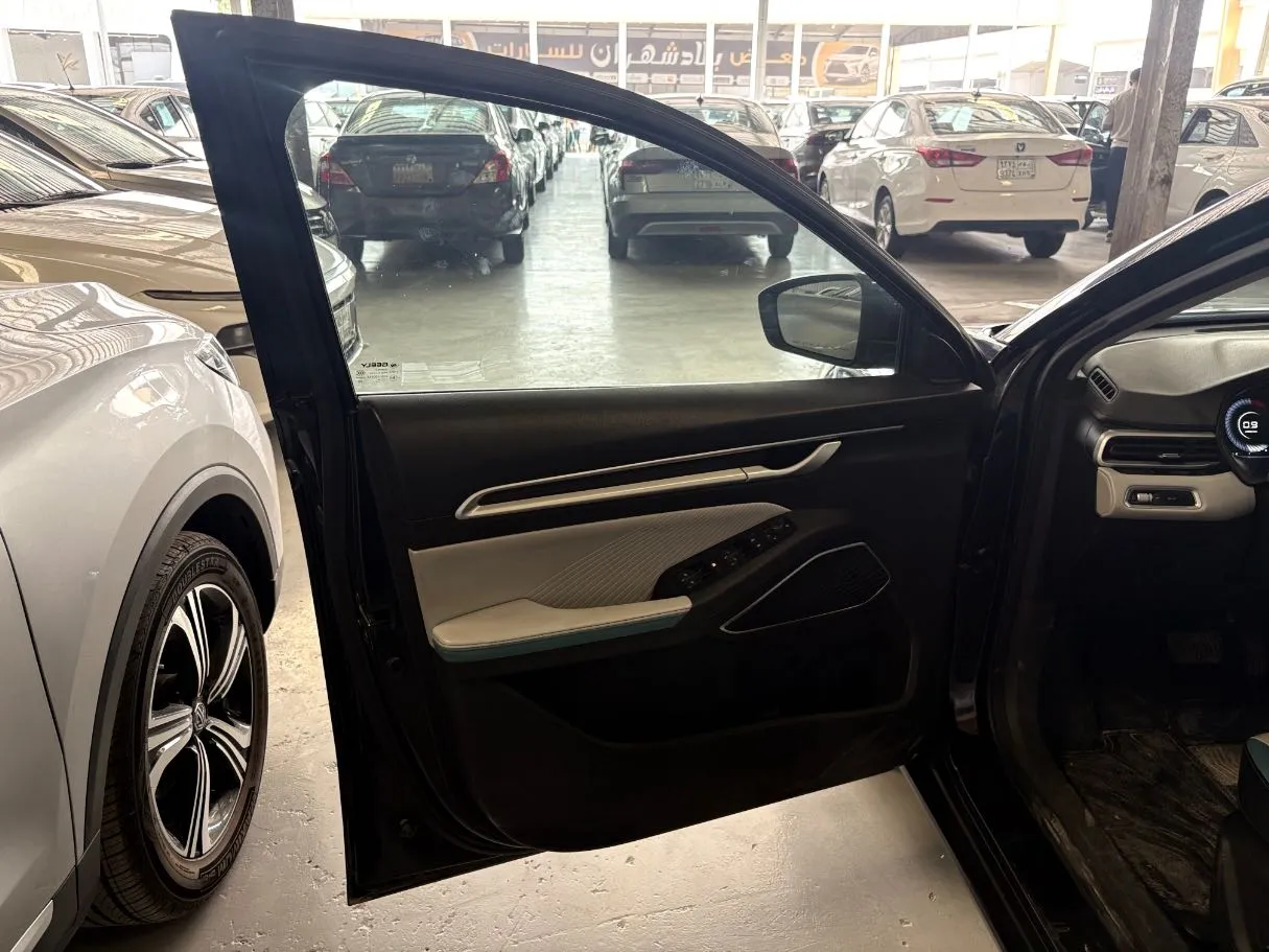 Car image 8