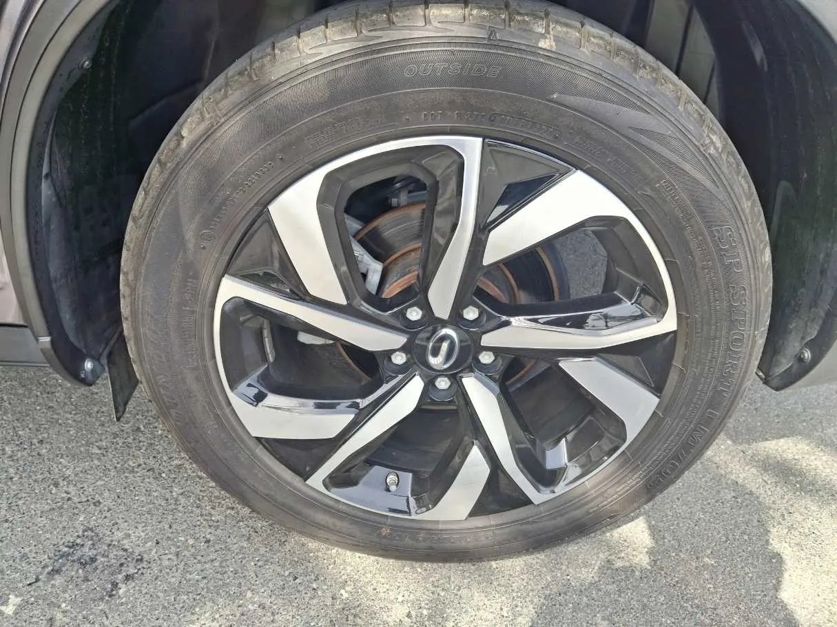 Car image 9