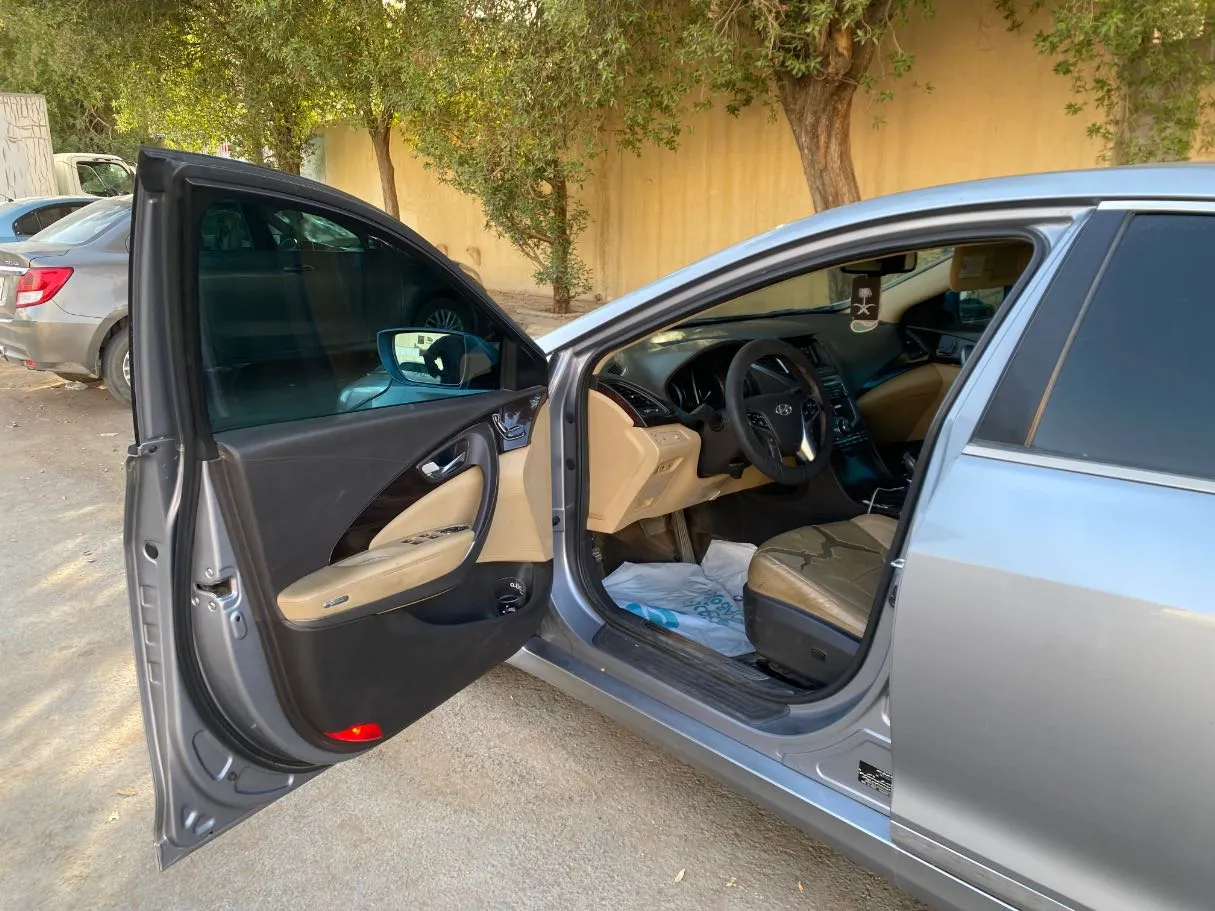 Car image 10