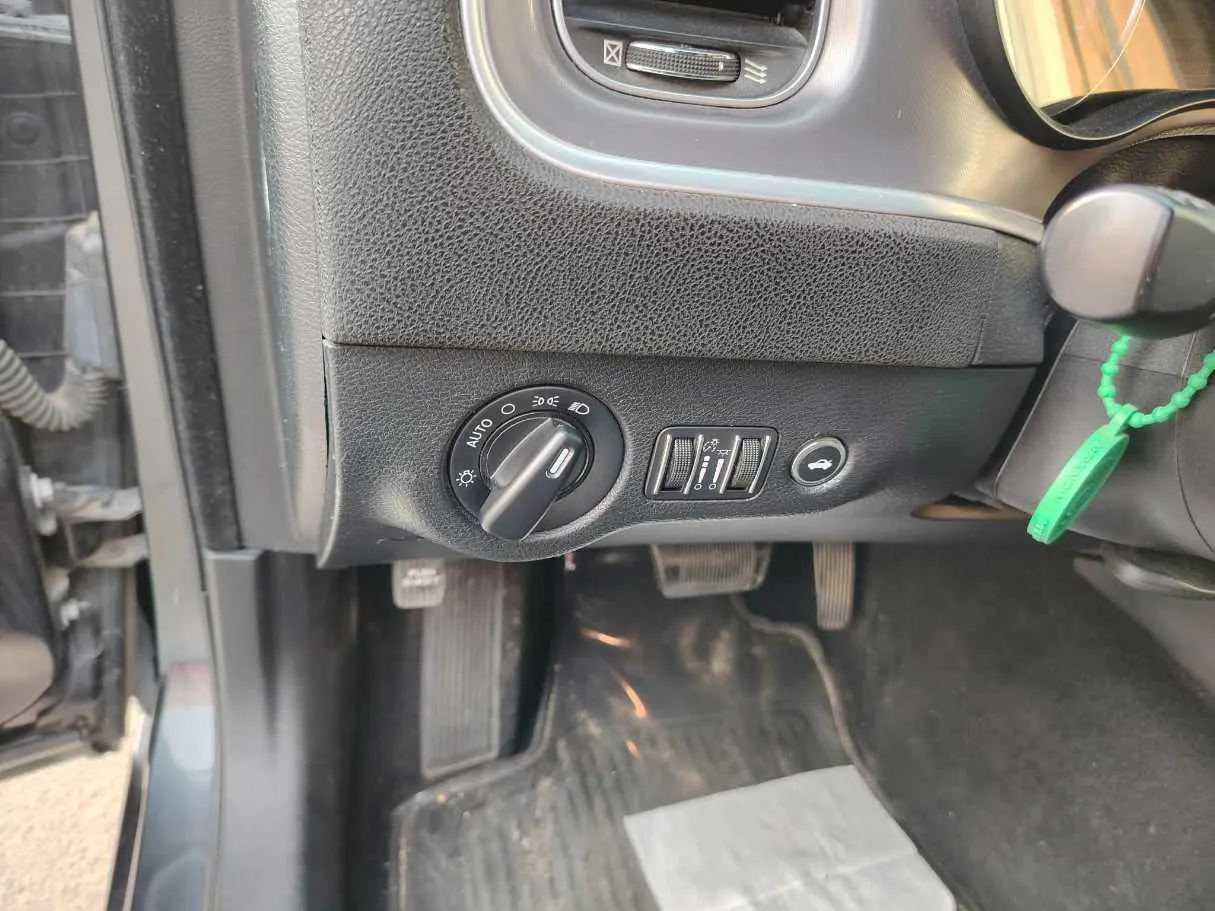 Car image 37