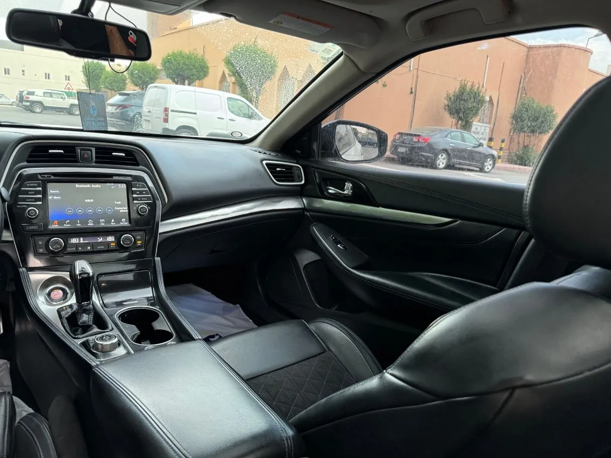 Car image 19