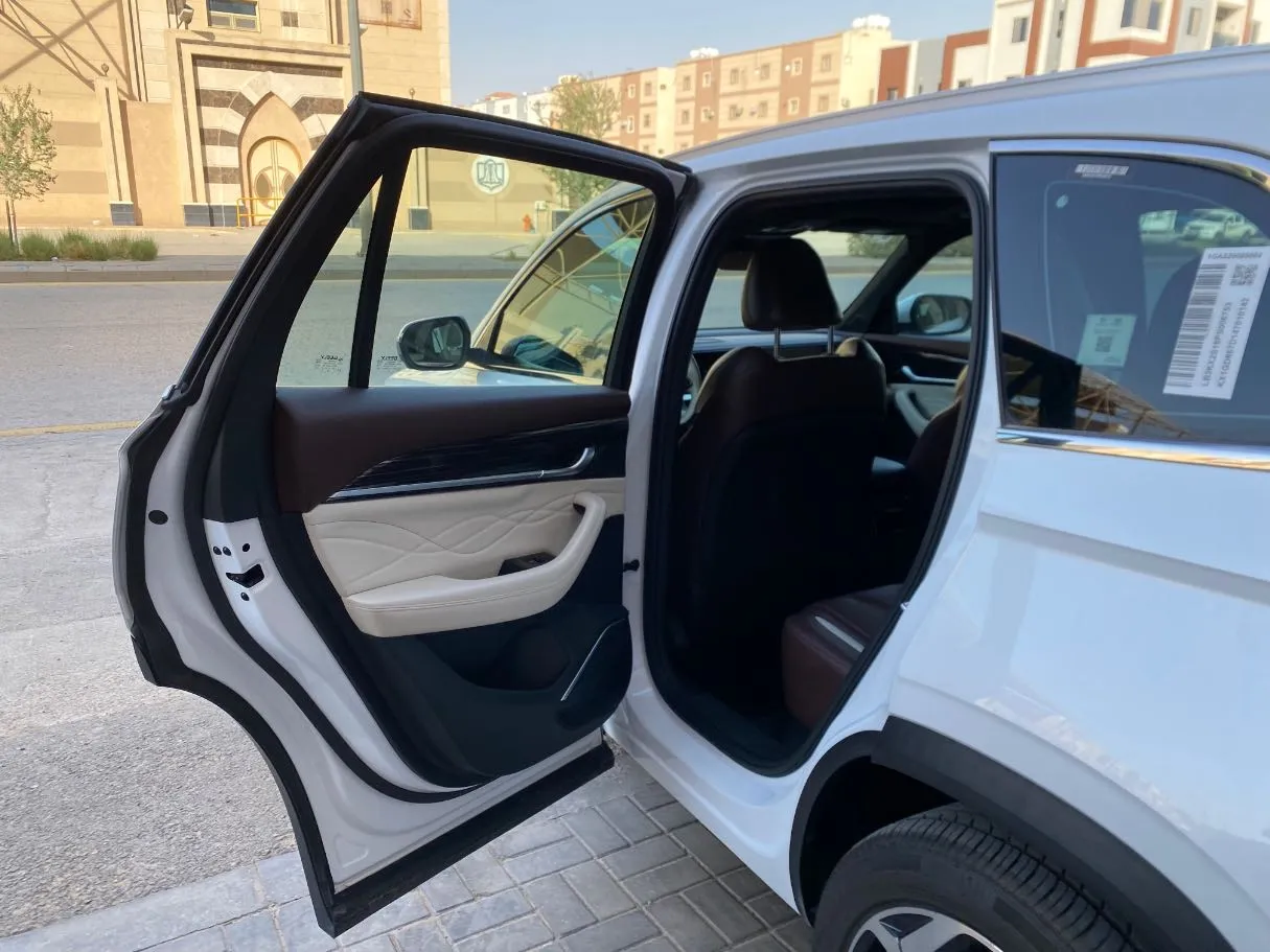 Car image 12