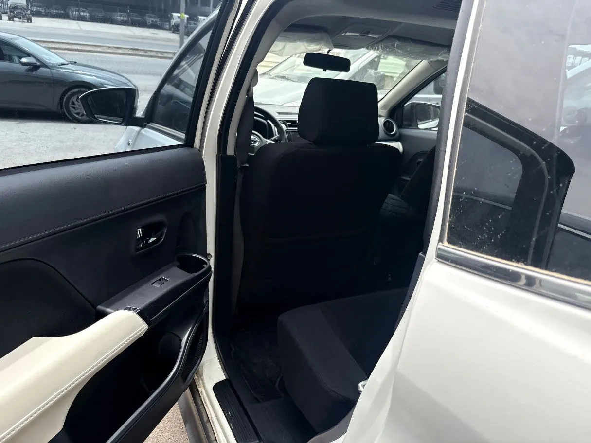 Car image 16