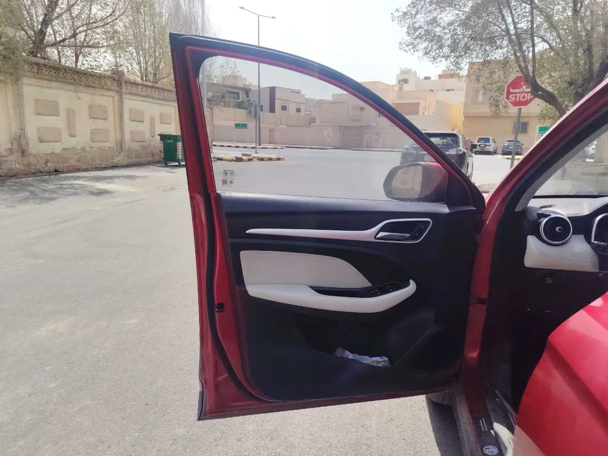 Car image 11