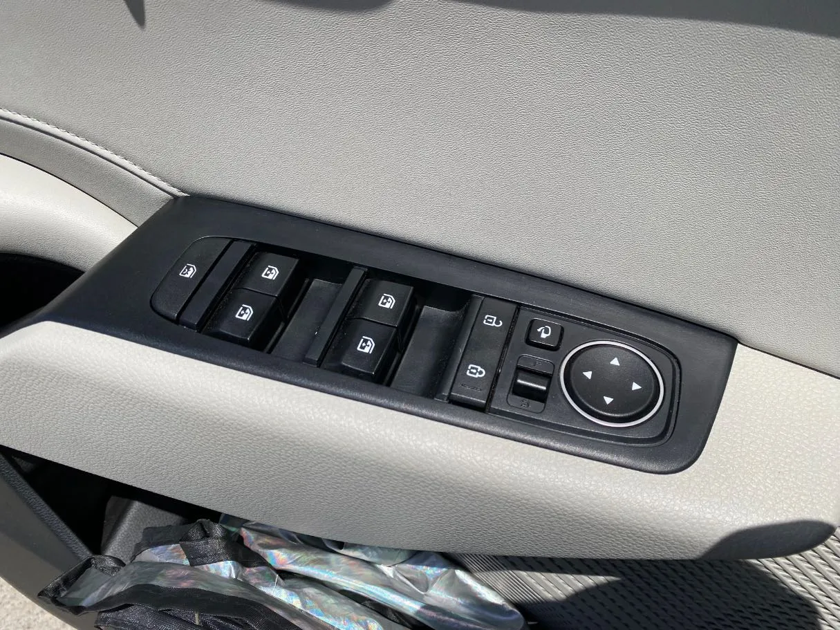 Car image 25