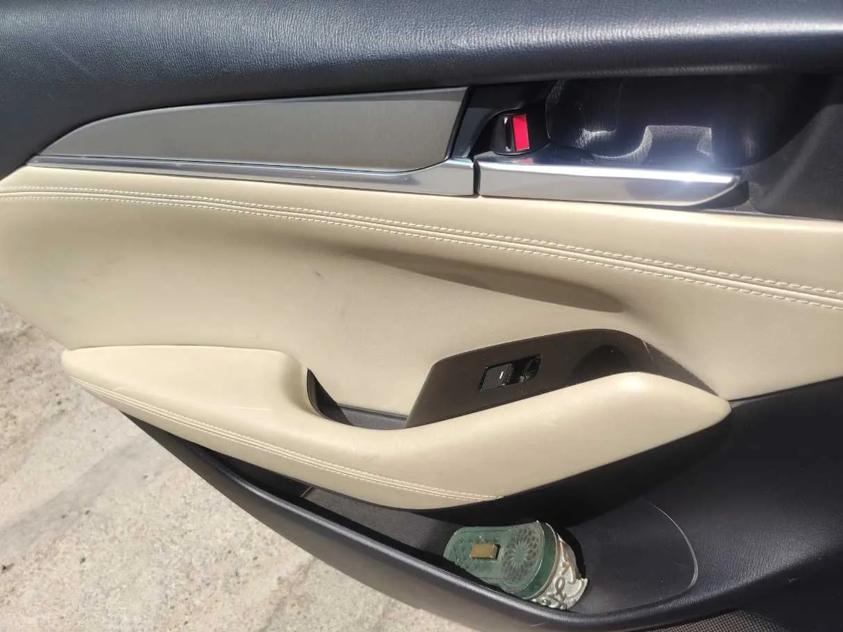 Car image 30