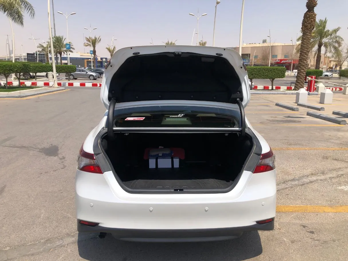 Car image 18