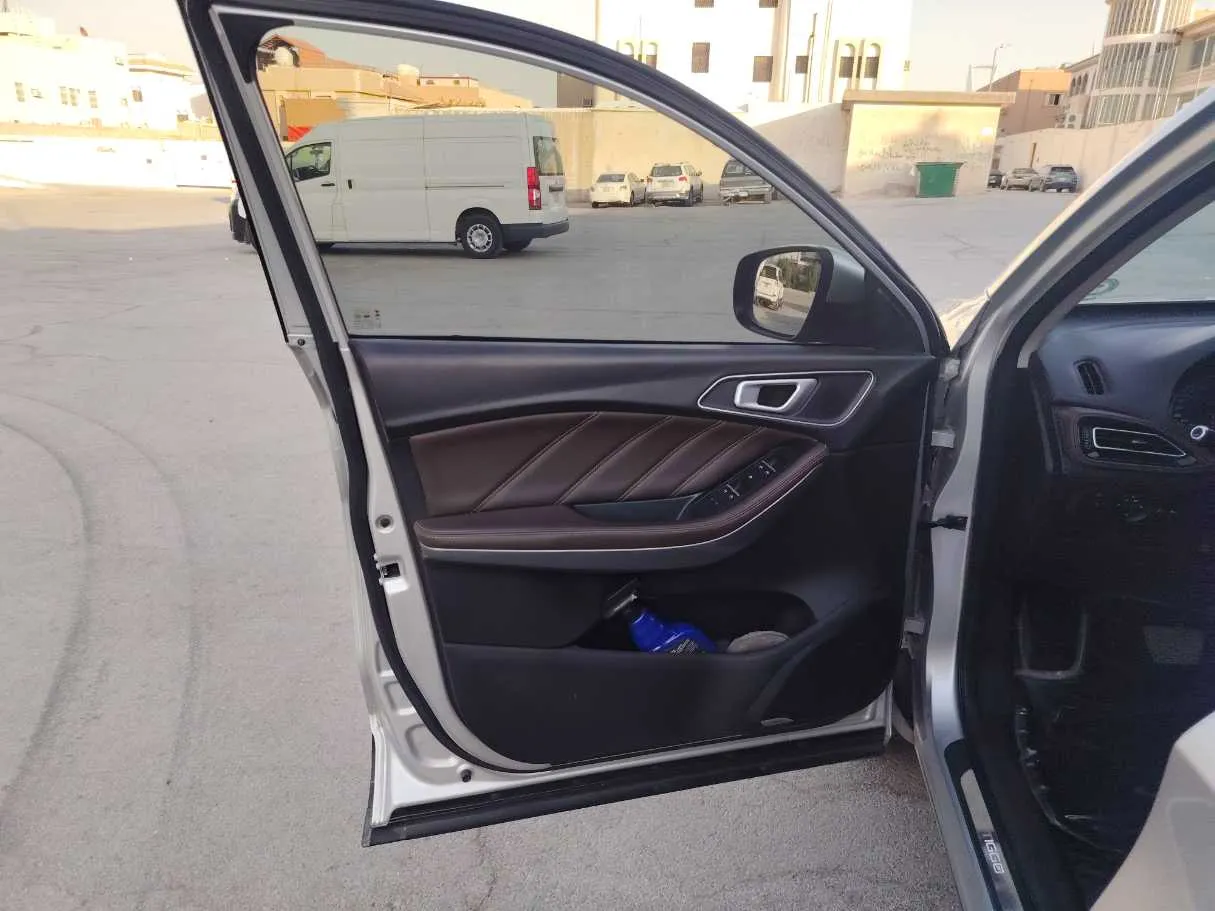 Car image 12