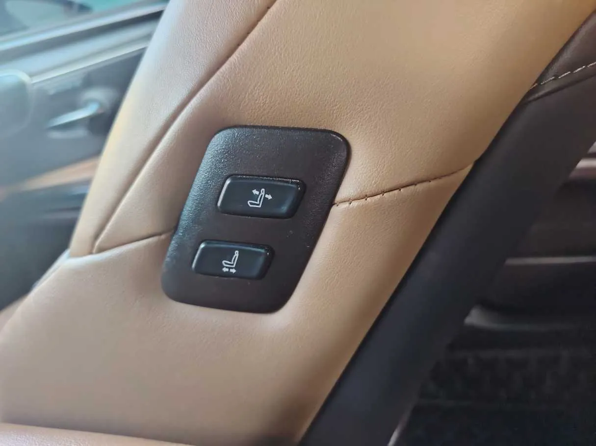 Car image 27