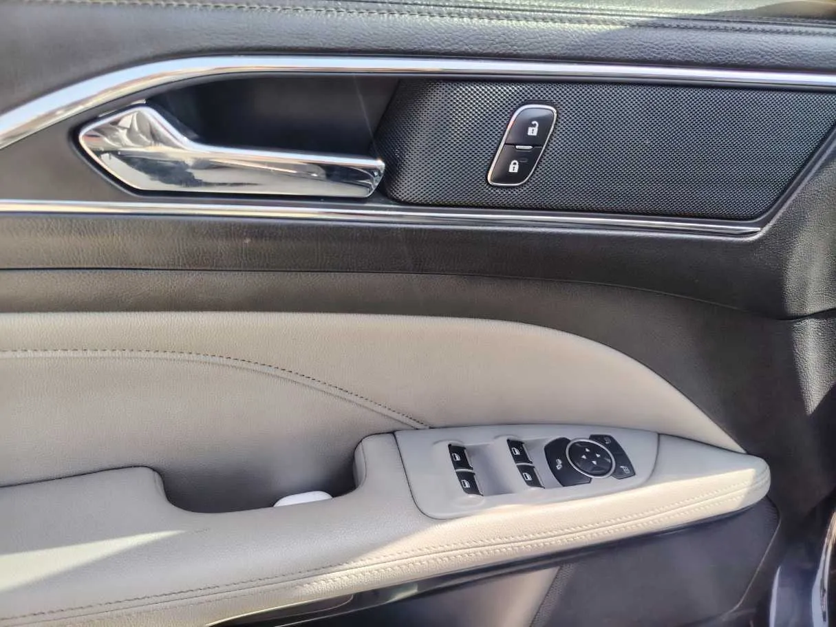 Car image 26