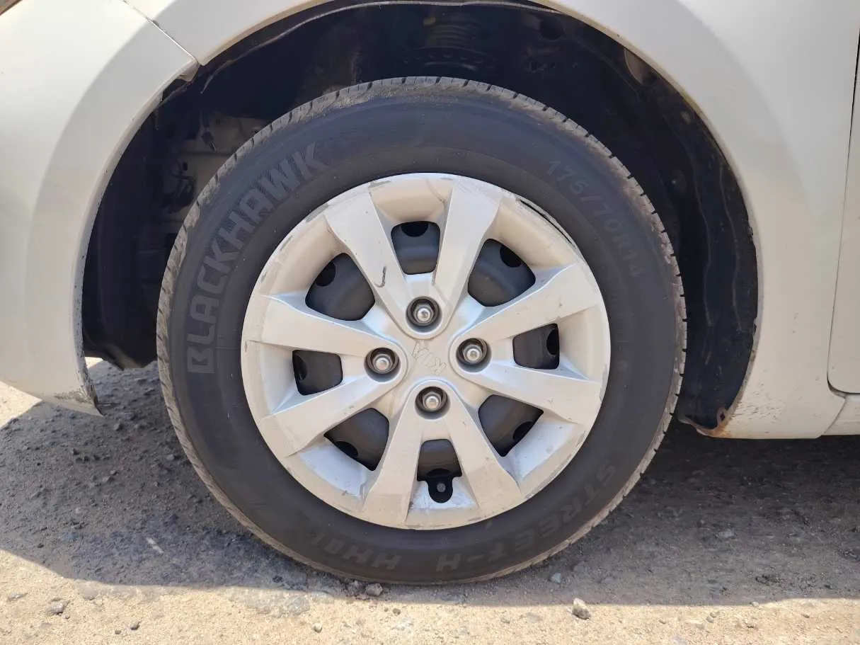 Car image 9