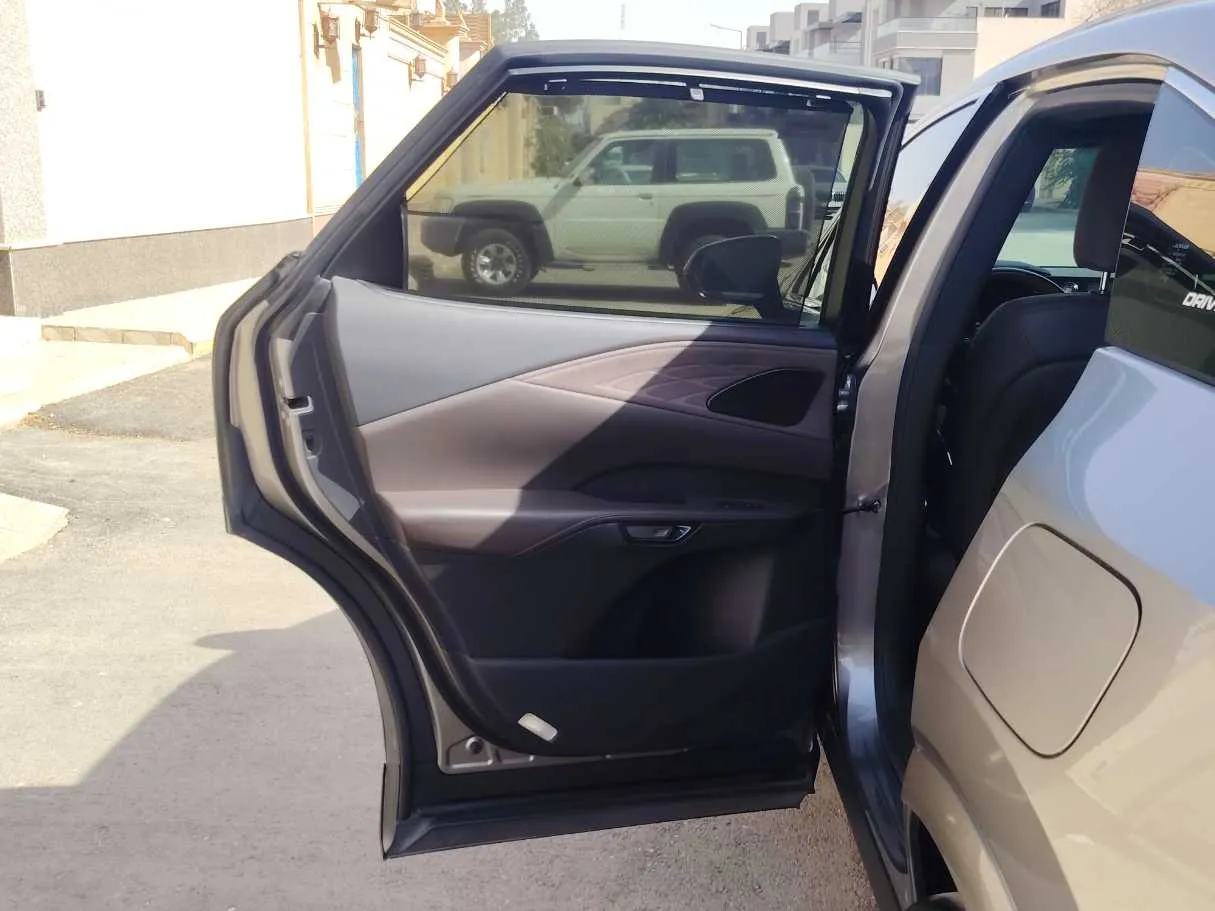 Car image 14
